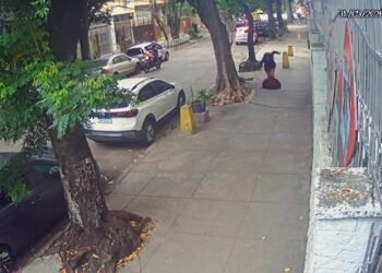 Mulher é ‘engolida’ por bueiro após tampa ceder; VÍDEO