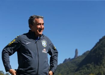 Carlos Alberto Parreira tem piora no quadro de saúde, e ex-técnico passa por cirurgia