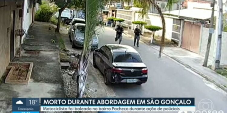 Vídeo mostra momento em que PMs perseguem motociclista em São Gonçalo