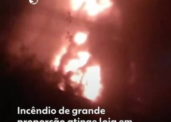 Incêndio de grandes proporções atinge lojas em Volta Redonda