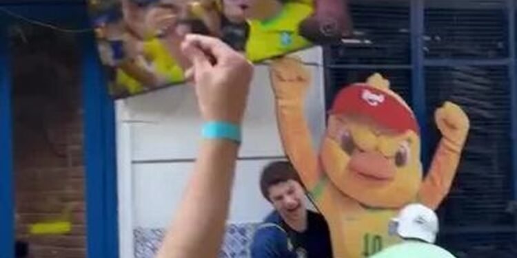 ‘Canarinho Pistola’ derruba TV no bar do Leblon durante Brasil x Japão