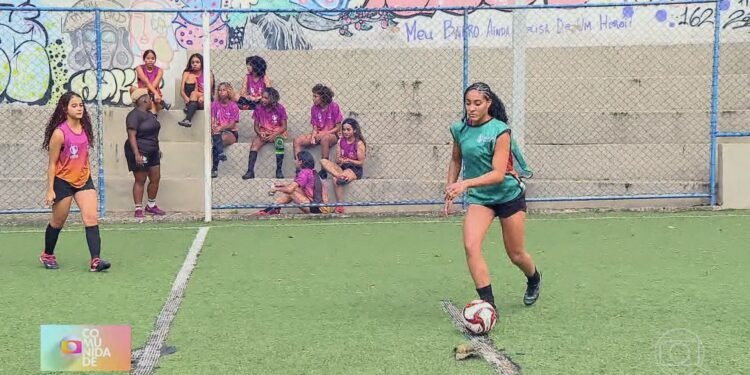 Projeto usa futebol para ensinar liderança, autoestima e direitos às meninas do Rio Projeto usa futebol para ensinar liderança, autoestima e direitos às meninas do Rio