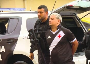 Filho do chefe do tráfico tenta quebrar o próprio celular ao ser preso