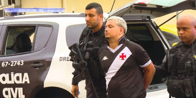 Filho do chefe do tráfico tenta quebrar o próprio celular ao ser preso