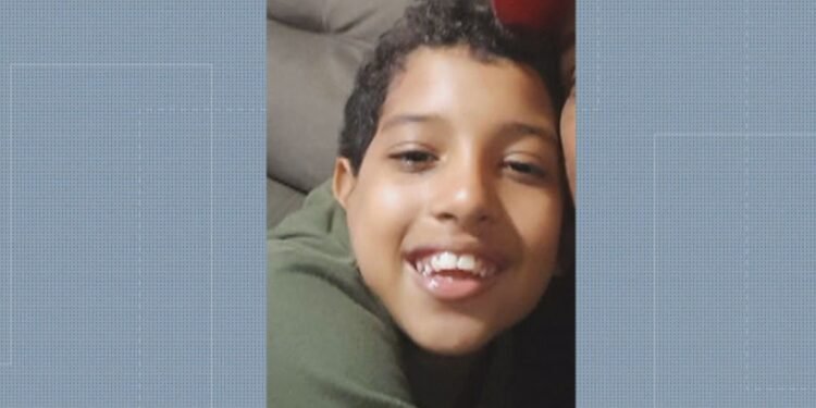 Polícia apura se tiro que matou menino de 12 anos partiu de aniversário do chefe do tráfico na Pavuna Polícia apura se tiro que matou menino de 12 anos partiu de aniversário do chefe do tráfico na Pavuna