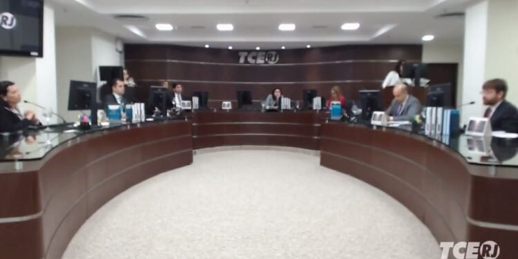 TCE-RJ: Procuradores recebem R$ 4,2 milhões em um único mês TCE-RJ: Procuradores recebem R$ 4,2 milhões em um único mês