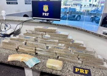 Drogas escondidas na caixa de presente são apreendidas pela PRF na BR-101, em Campos