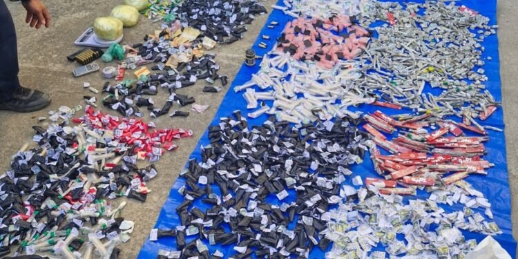 Operação em Itaperuna prende 4 e apreende drogas, munições e explosivos Operação em Itaperuna prende 4 e apreende drogas, munições e explosivos