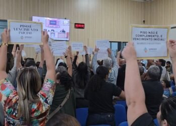 Professores protestam por piso do magistério na Câmara de Campos