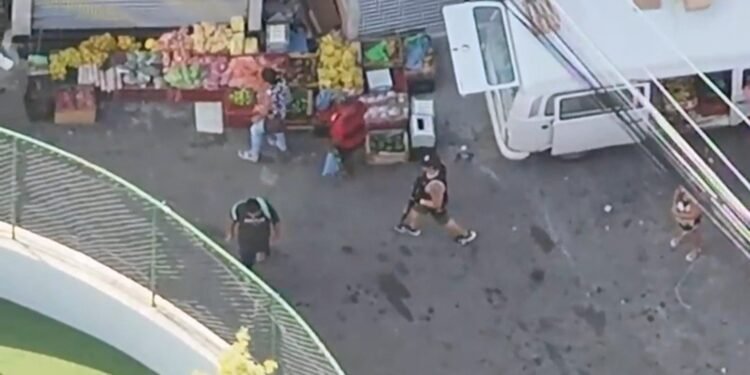 Arsenal de Fuzis no Santa Marta aumentou 650%; drone da polícia flagrou homens armados até na feira Arsenal de Fuzis no Santa Marta aumentou 650%; drone da polícia flagrou homens armados até na feira