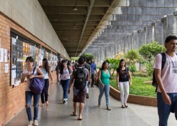 Governo bloqueia verba e ameaça manutenção de universidades