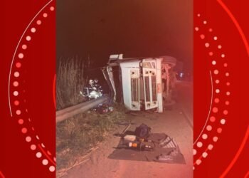 Motorista morre após carreta tombar na rodovia na Bahia
