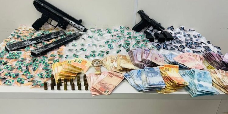 Dois homens morrem em confronto com policiais em Salvador; drogas com bandeiras do Brasil foram aprendidas Dois homens morrem em confronto com policiais em Salvador; drogas com bandeiras do Brasil foram aprendidas