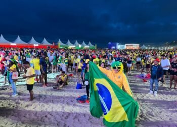 FOTOS: Rio entra em clima de Copa e leva torcedoras para as ruas