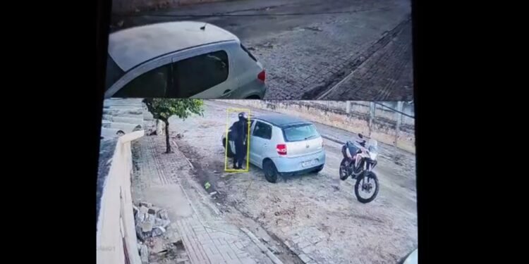 Mulher leva tapa no rosto e tem celular roubado na porta de casa no RJ Mulher leva tapa no rosto e tem celular roubado na porta de casa no RJ