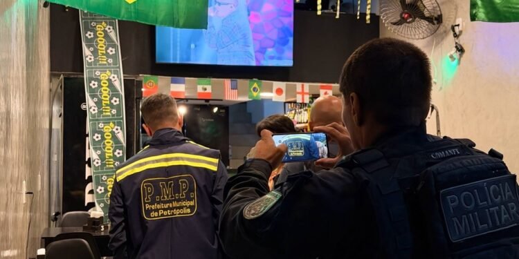 Bar é interditado após denúncias de irregularidades em Petrópolis Bar é interditado após denúncias de irregularidades em Petrópolis