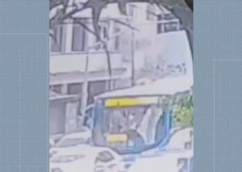 VÍDEO: explosão em apartamento em Copacabana tem colchão e janela lançada e provoca incêndio