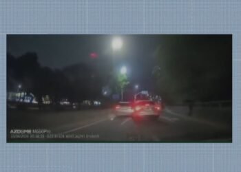 VÍDEO: Criminosos usam galhos e pedaços de madeira na pista para assaltar motoristas na Barra da Tijuca