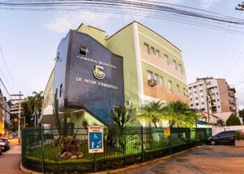 Prefeito de Nova Friburgo veta auxílio-alimentação para vereadores e aponta irregularidade fiscal