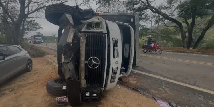 Caminhoneiro fica ferido em capotamento na RJ-116, entre Santo Antônio de Pádua e Aperibé Caminhoneiro fica ferido em capotamento na RJ-116, entre Santo Antônio de Pádua e Aperibé