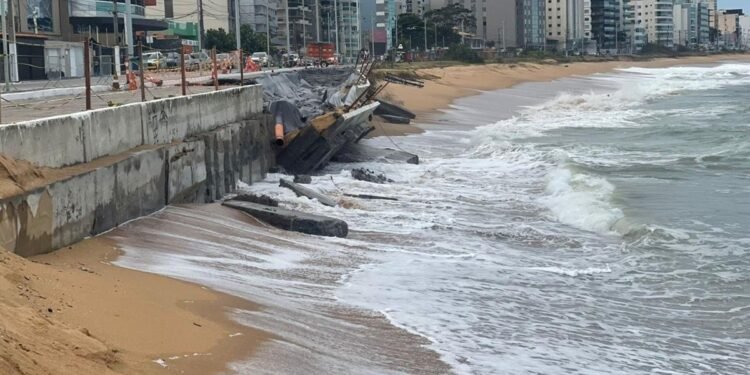 Ressaca Trecho trecho de calçadão da Praia Campista, em Macaé; VÍDEO