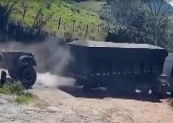 Parte da carreta se solta e fica na pista da RJ-152, em Cantagalo