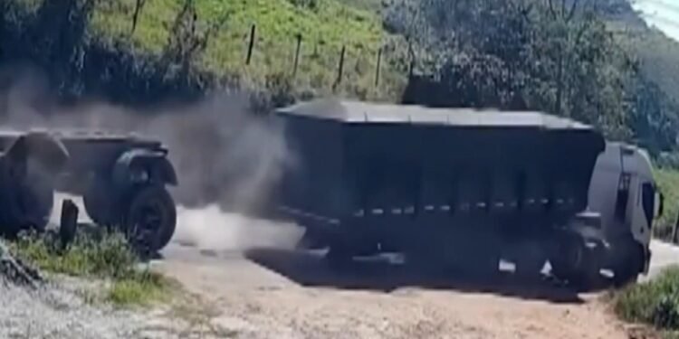 Parte da carreta se solta e fica na pista da RJ-152, em Cantagalo Parte da carreta se solta e fica na pista da RJ-152, em Cantagalo