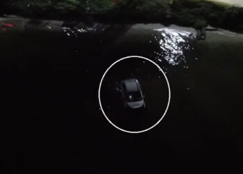 Carro cai em lagoa após motorista perder o controle da direção no RJ