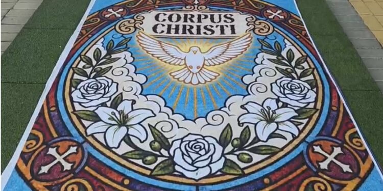 Corpus Christi em Teresópolis tem procissão e tapetes de tecido pela primeira vez
