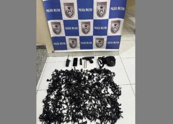 Adolescente é apreendido com pistola e mil papelotes de crack em Saquarema