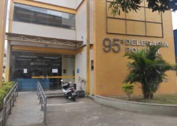 Adolescente fere colega com faca dentro de escola no RJ
