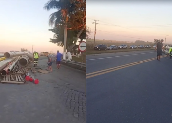 Carreta tomba na BR-101 e espalha carga de tubos pela rodovia em Campos, no RJ
