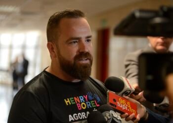 Acusação exibe vídeo sobre vida de Henry no júri, e Leniel se emociona