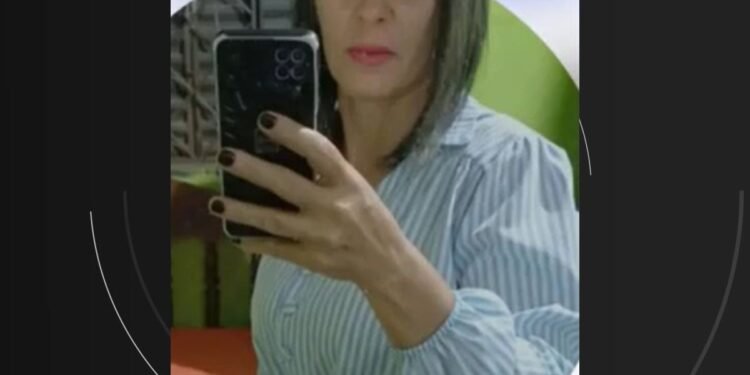 Mulher é morta pelo ex-companheiro dentro de ônibus no interior da Bahia Mulher é morta pelo ex-companheiro dentro de ônibus no interior da Bahia