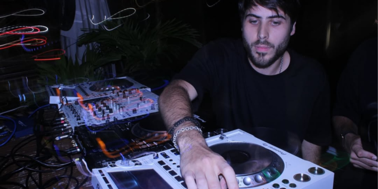 Quem foi Lucas Frota? Produtor e DJ brasileiro está entre vítimas de acidente aéreo no Rio Quem foi Lucas Frota? Produtor e DJ brasileiro está entre vítimas de acidente aéreo no Rio