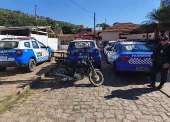 Câmera registra furto em segundos de moto em Varre-Sai