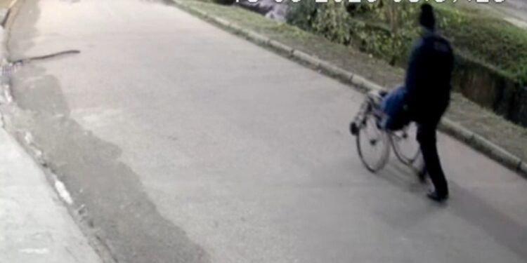Polícia Militar arromba porta e salva mulher que sofria AVC trancada em casa em Paracambi