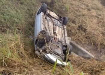 Carro sai da pista e cai em ribanceira na Rodovia do Contorno, em Volta Redonda