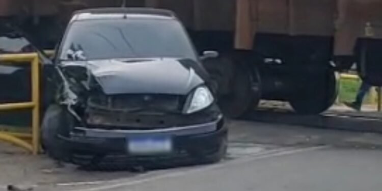 Carro trem em Paraíba do Sul atinge Carro trem em Paraíba do Sul atinge