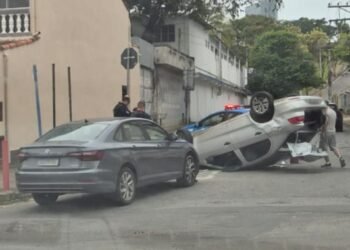 Acidente em Volta Redonda: capotamento deixa mulher ferida