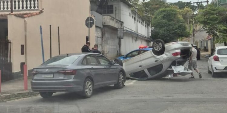 Acidente em Volta Redonda: capotamento deixa mulher ferida