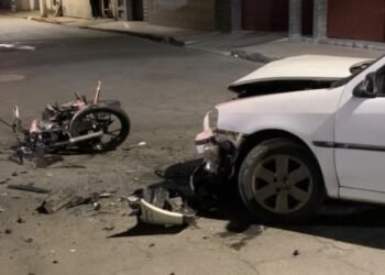 Jovem fica ferido em acidente entre carro e moto em Barra Mansa