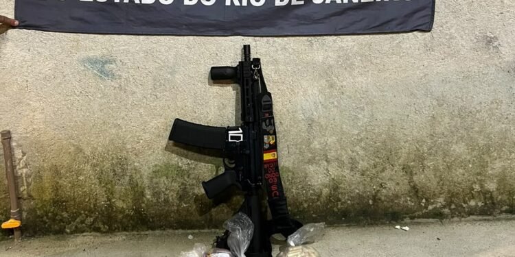 Jovem armado com fuzil é preso por tráfico de drogas em Angra dos Reis Jovem armado com fuzil é preso por tráfico de drogas em Angra dos Reis