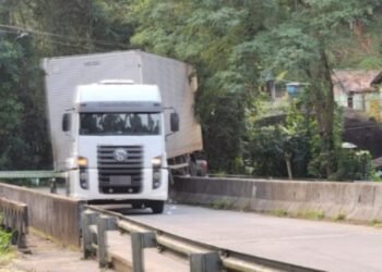 Acidente entre caminhão e moto deixa feridos na RJ-165, em Paraty