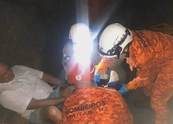 Turista espanhol é resgatado após cair de pedra no Arpoador