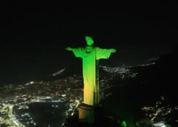 Na véspera de Brasil x Escócia, Cristo é iluminado em verde e amarelo