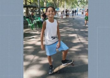 ‘A dor da sua partida nunca diminuirá o amor que sinto’, diz mãe de menino morto após ser atingida pelo ônibus no Alemão