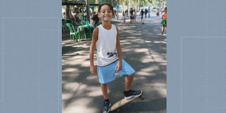 ‘A dor da sua partida nunca diminuirá o amor que sinto’, diz mãe de menino morto após ser atingida pelo ônibus no Alemão ‘A dor da sua partida nunca diminuirá o amor que sinto’, diz mãe de menino morto após ser atingida pelo ônibus no Alemão
