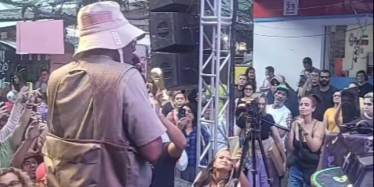 Wyclef Jean se apresenta na rua da Rocinha um dia após Global Citizen Live Wyclef Jean se apresenta na rua da Rocinha um dia após Global Citizen Live