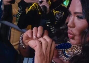 Gracyanne é coroada ‘Rainha do Alzirão’ na Vitória do Brasil